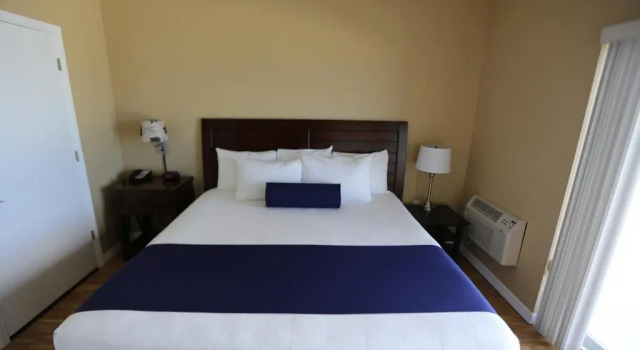 Люкс c 1 комнатой с балконом и с видом на бассейн Shoreline Island Resort