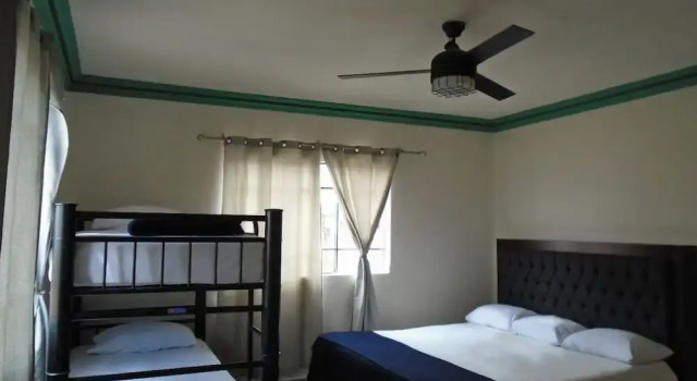 Четырёхместный номер Standard с видом на город Paulina Youth Hostel
