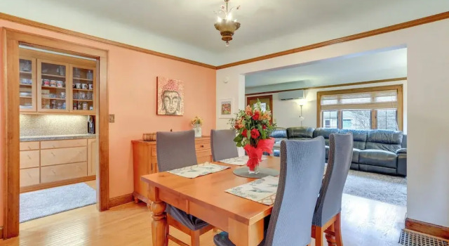 Charming Tudor-style Apt Near Green Lake!, Забронировать Апартаменты/квартира Сиэтл штат Вашингтон, рядом с Театр Taproot