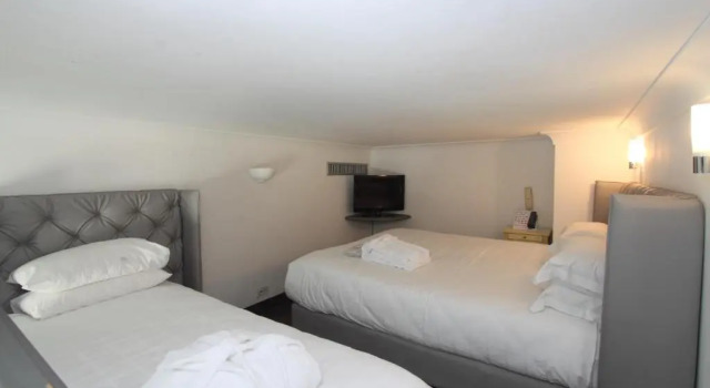 Трёхместный номер Standard GOLDEN TULIP CANNES HOTEL de PARIS