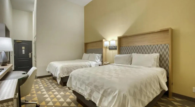 Четырёхместный номер Standard Holiday Inn Hotel & Suites Madison West - Middleton by IHG