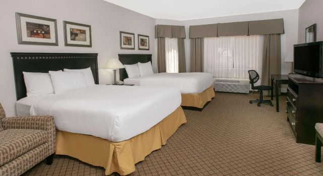Четырёхместный номер Standard Holiday Inn Express & Suites Roswell