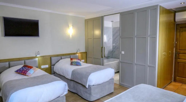 Четырёхместный номер Superior Logis Auberge Les Murets Hotel Restaurant Spa