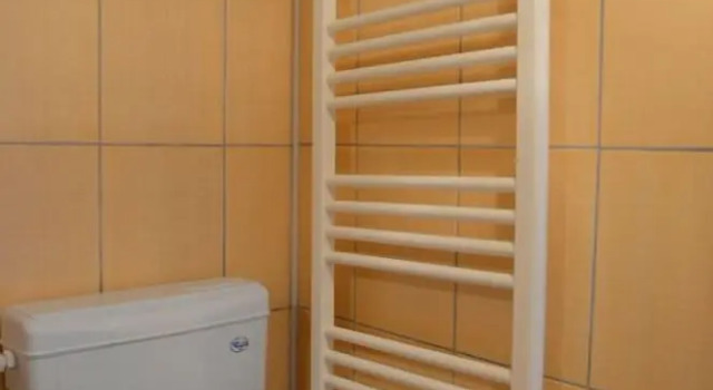 Кровать в общем номере Ali's Guest House
