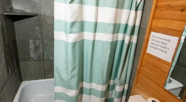 Кровать в общем номере The Hatchet Resort