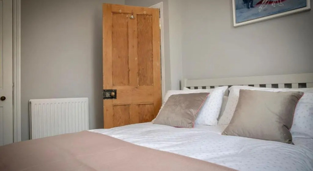 2 bedroom Stamford home with parking, Забронировать Отель Стэмфорд Линкольншир, рядом с Больница и музей Браунс