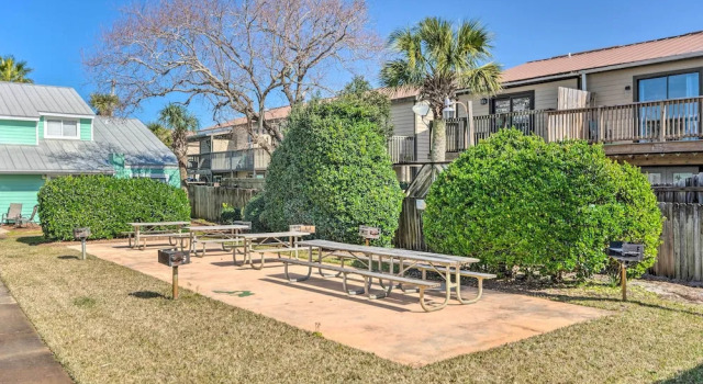 Vibrant Family Condo: 100 Feet to Private Beach!, Rezerwuj Apartament Hotele w Emerald Coast z parkingiem, Parking