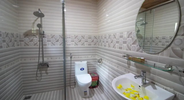 Трёхместное бунгало Deluxe с балконом ღ Y Nghia at Ong Lang Beach ღ Coastal Haven with Home Cooked Bungalows ღ