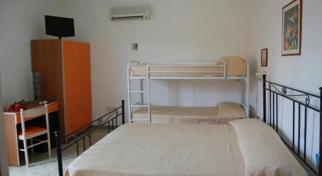 Четырёхместный номер Standard с балконом Hotel Bolivar
