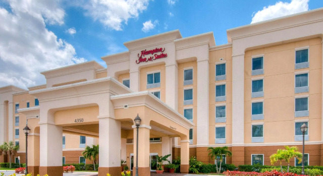 Кровать в общем номере Hampton Inn & Suites Fort Myers-Colonial Boulevard