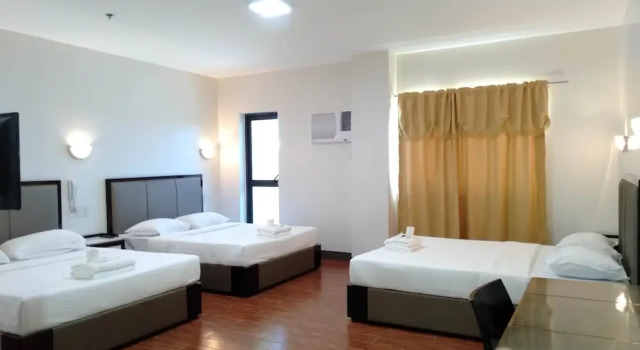 Трёхместный семейный номер Standard с балконом Meaco Royal Hotel- Aparri