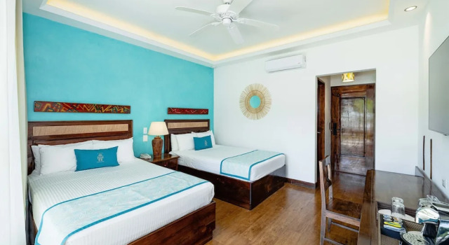 Standardní Dvoulůžkový s manželskou postelí pokoj s balkonem a a výhledem na bazén Hotel Tamarindo Diria Beach Resort