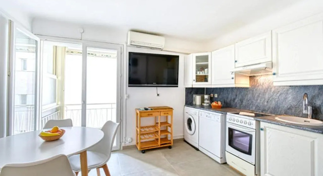 Апартаменты Sunny Apartment With Magnificent View of Plage du Midi Beach