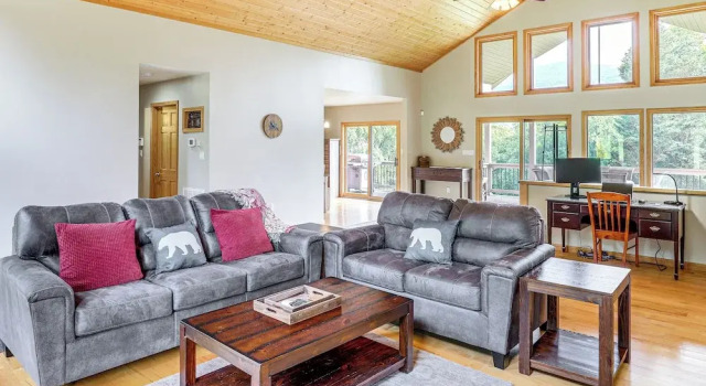Mtn Views & Hot Tub: 6-acre Blue Ridge Retreat!