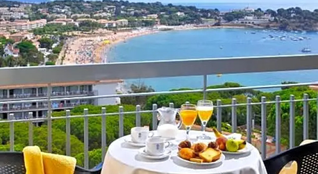 Номер Standard с балконом и с видом на море GHT SAgaró Mar Hotel