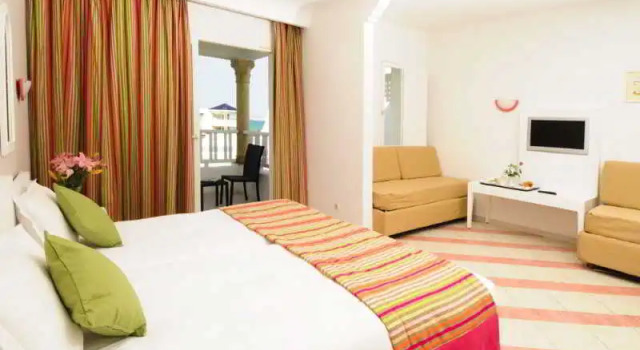 Семейный номер Standard с балконом Royal Tulip Taj Sultan