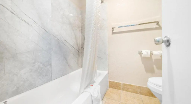 Четырёхместный номер Standard Baymont by Wyndham Muncie Near Ball State University