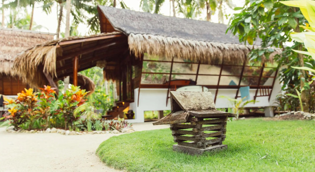 Кровать в общем номере Harana Surf Resort