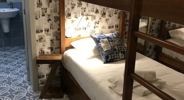Кровать в общем номере Royal Beach Hostel
