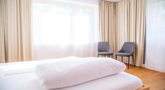 Saglina 22 - Nr. 1, Book Hotel Sent 