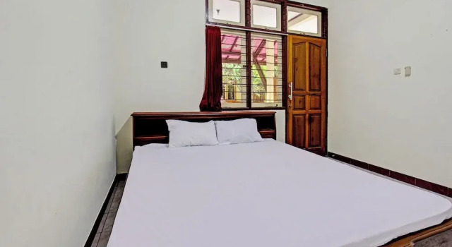 Номер Deluxe Hotel O Losmen Tjabe Merah Near Alfamart Bintaro