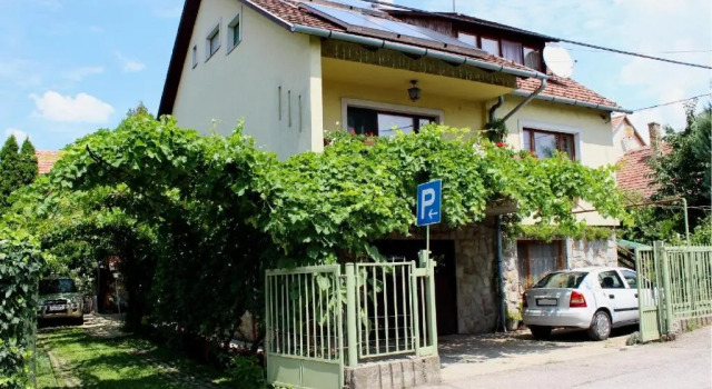 Erika Vendégház, Book Hotel Hotels in Pest with Parking, Parking