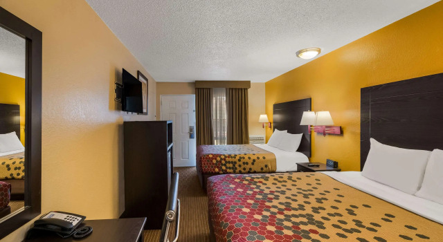 Четырёхместный номер Standard Rodeway Inn Flagstaff-Downtown