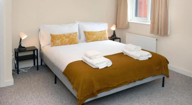 City centre 4 bedroom town house with parking, Забронировать Отель Саутгемптон Хэмпшир, рядом с Театр Nuffield Southampton, NST City