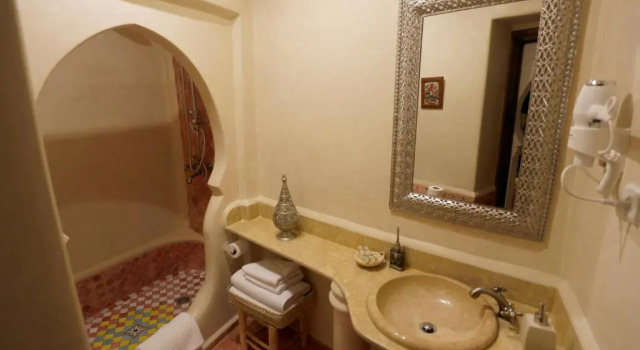 Economy huone Riad Cherifa