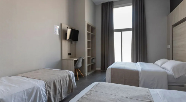 Четырёхместный номер Standard с балконом Plaza Goya Rooms