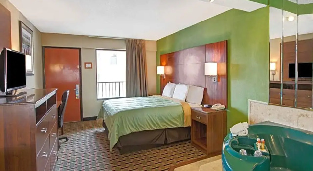 Люкс Deluxe Days Inn by Wyndham Conover-Hickory