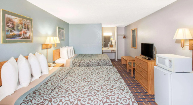 Четырёхместный номер Standard Days Inn by Wyndham Farmer City