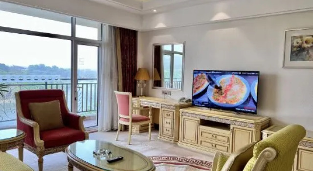 Люкс с балконом и с видом на озеро Mingfa Pearl Spring Hotel Nanjing