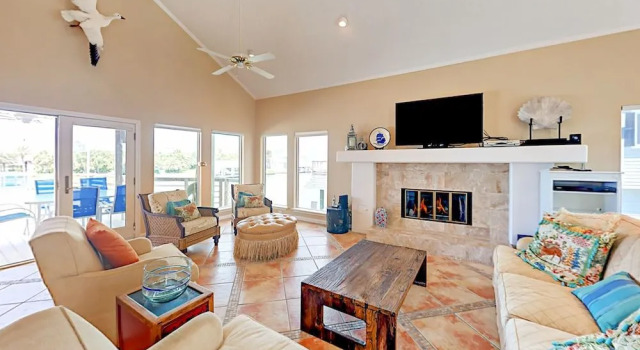 Canal-side Home 4 Bedrooms 4 Bathrooms Home, Varaa Lomakoti Jamaica Beach USA