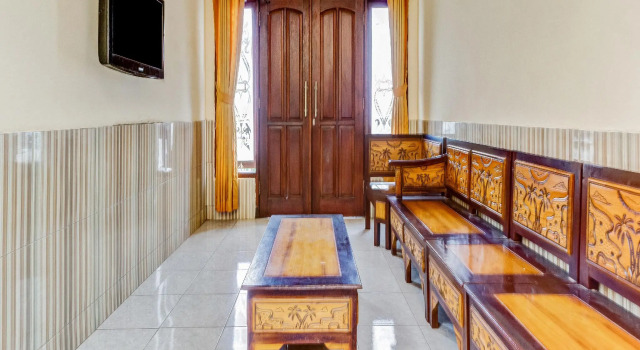 OYO 90318 Griya Putri Syariah, Rezerwuj Hotel Medan Sumatra