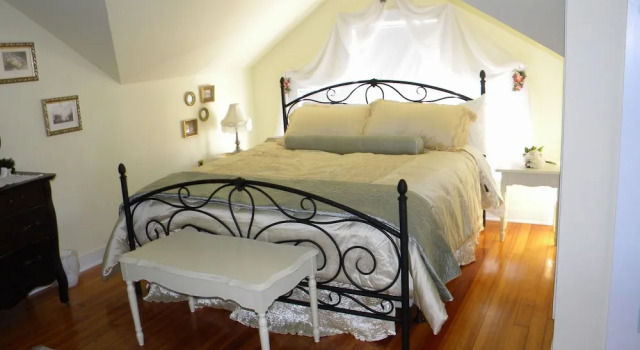 Люкс The Decker House Bed & Breakfast
