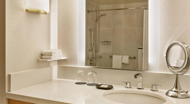 Четырёхместный номер Standard Sheraton Portland Airport Hotel