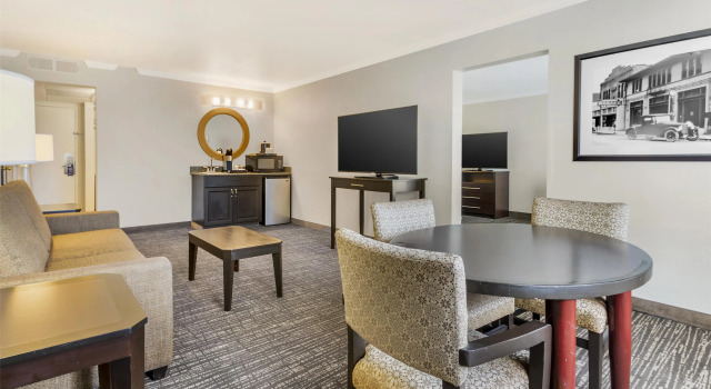 Двухместный люкс с 2 комнатами Best Western Plus Garden Court Inn