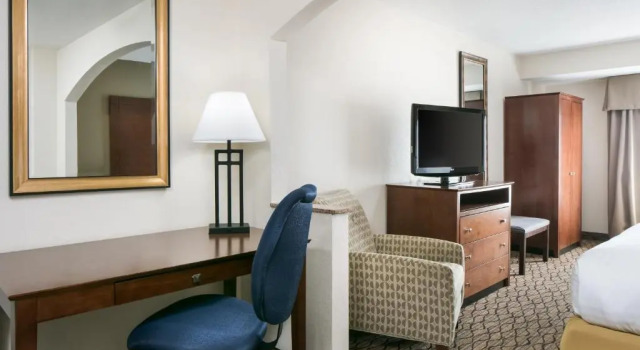 Четырёхместный номер Executive Holiday Inn Express & Suites Clinton by IHG