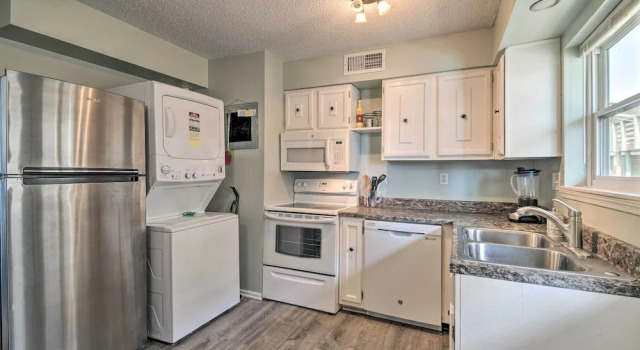 Апартаменты Gulf Shores Condo w/ Pool & Grill: Walk to Beach!