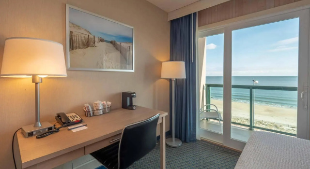 Номер Standard oceanfront Atlantic Sands Hotel & Conference Center