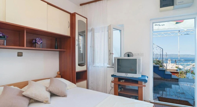 Nice Home in Omis With Wifi and 0 Bedrooms, Book Hotel Hoteller i Split Region med parkering, Parkering