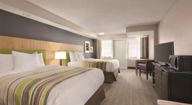 Четырёхместный номер Standard Country Inn & Suites by Radisson, Pigeon Forge South, TN