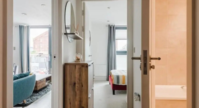 Beautiful 1 Bedroom Waterfront Apartment With Parking in Gloucester Docks, Забронировать Апартаменты/квартира Глостер Котсуолд, рядом с St Oswald's Priory