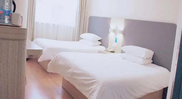 Семейный номер Standard Hanting Hotel Shanghai Nanjing Road Padestrian Street Center