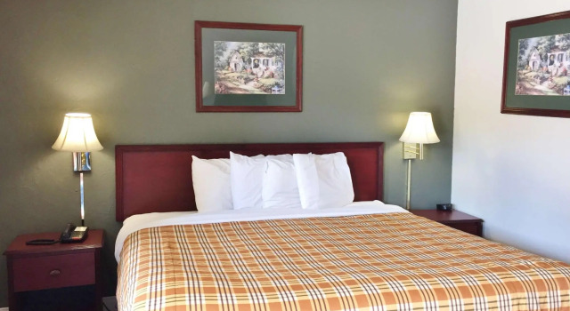 Двухместный номер Standard Econo Lodge Norman