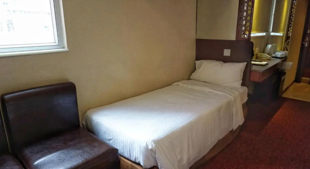Трёхместный номер Standard Oriental Lander Hotel