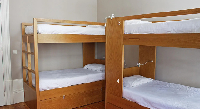Кровать в общем номере Being Porto Hostel