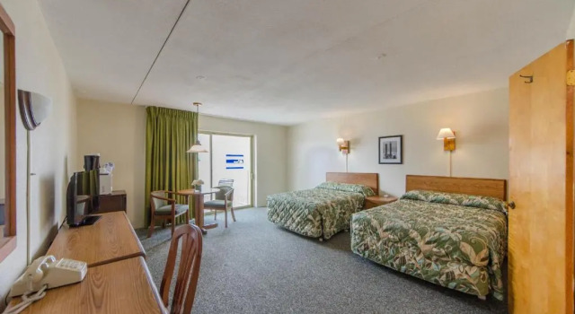 Люкс с 2 комнатами с балконом и с видом на город Attache Motel