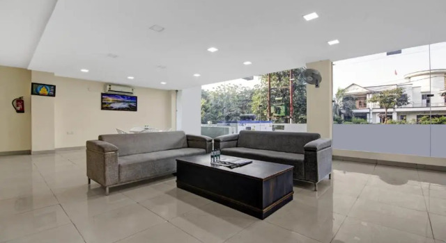 Treebo Noida Grand, Забронировать Отель Нойда штат Уттар-Прадеш